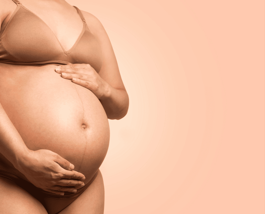 barriga mujer embarazada con fondo caramelo 2