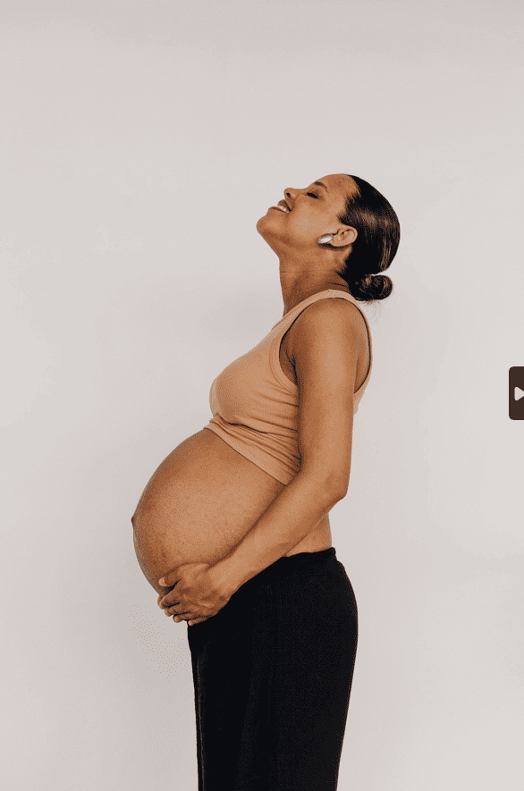 mujer embarazada feliz y segura con servicio de doula 2