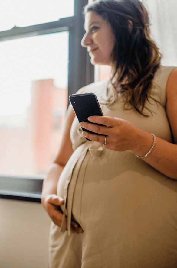 mujer embarazada feliz y segura con servicio de doula en estados unidos