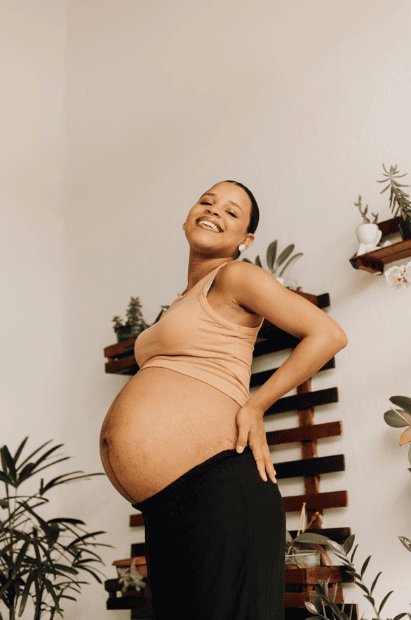 mujer embarazada feliz y segura con servicio de doula