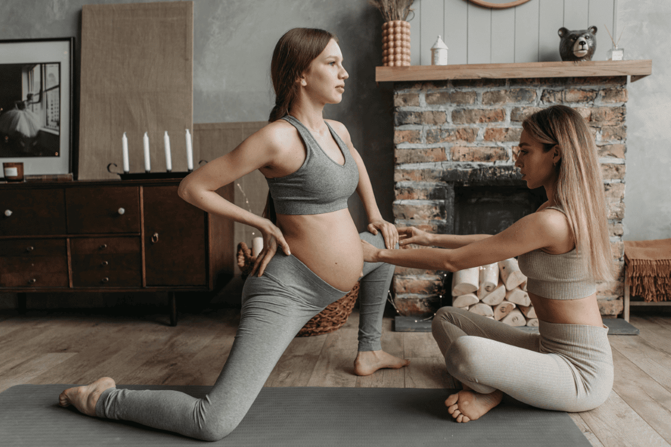 mujer embarazada haciendo ejercicios con servicio de doula en estados unidos 10