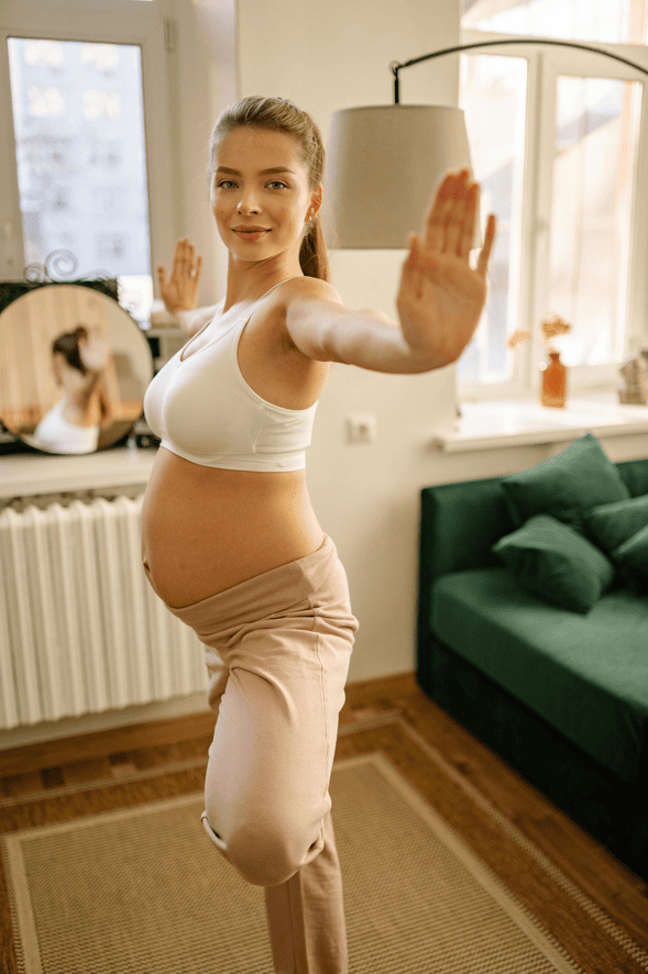 mujer embarazada haciendo ejercicios con servicio de doula en estados unidos 2