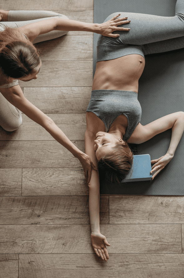 mujer embarazada haciendo ejercicios con servicio de doula en estados unidos 8