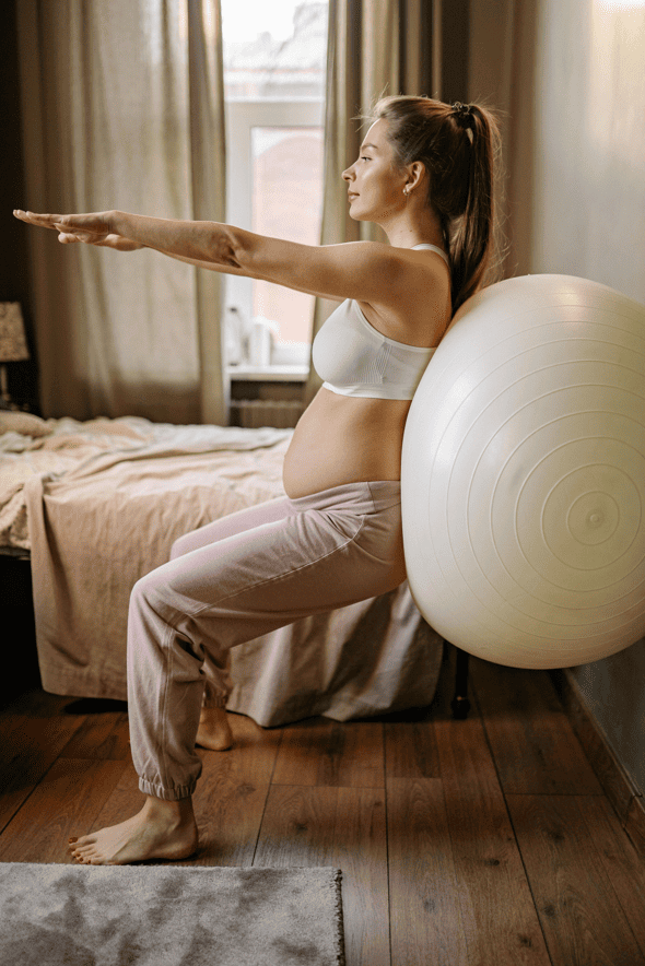 mujer embarazada haciendo ejercicios con servicio de doula en estados unidos